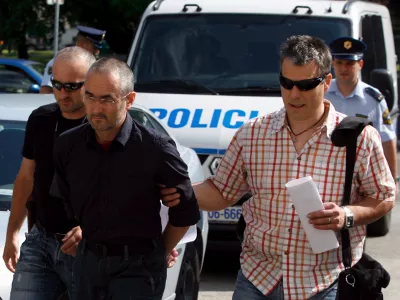 predstojnik budistične skupnosti v Sloveniji Shenpen Rinpoche pred sodi&scaron;čem- policisti pripeljali ljubljanskega &raquo;budističnega vodjo&laquo;, 43-letnega Ljubljančana Shenpena Rinpocheja oziroma Ronana Chatelliera - ovadili so ga zaradi domnevnega spolnega napada na osebo, mlaj&scaron;o od 15 let//FOTO: Bojan Velikonja