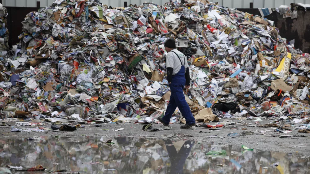 - Papir servis d.o.o. družba za ravnanje z odpadki, Pod ježami 3, reciklaža - plastika - plastenke ///FOTO: Luka Cjuha