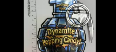 Dynamite Popping Candy - proizvod v obliki pokajočih kristalov z okusom jagode, ki vsebuje polsintetični kanabinoid