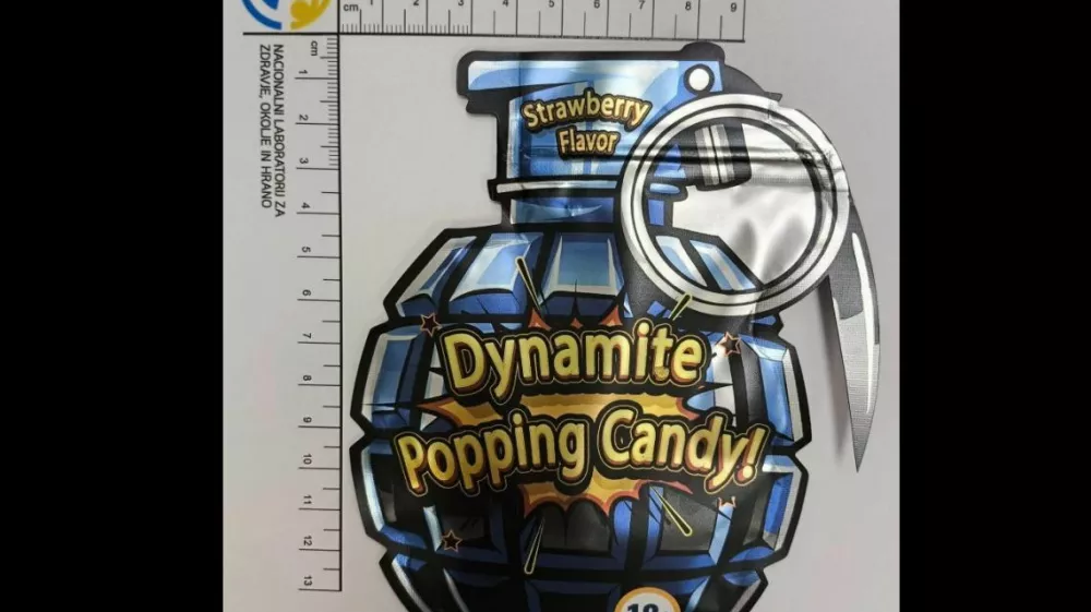 Dynamite Popping Candy - proizvod v obliki pokajočih kristalov z okusom jagode, ki vsebuje polsintetični kanabinoid