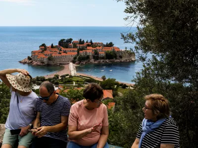 - Na poti od Herceg Novog do Svetog &Scaron;tefana.- Sveti Stefan, Črna Gora.- Počivali&scaron;če nad Svetim Stefanom.- 28.05.2025. - Reportaža o Jadranski magistrali ob 60. obletnici izgradnje in 70. obletnici začetka gradnje.- Jadranska magistrala, cesta, hrva&scaron;ka obala.OPOMBA: ZA OBJAVO V OBJEKTIVU!//FOTO: Bojan Velikonja
