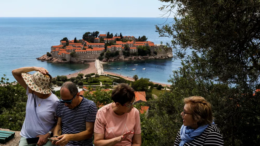 - Na poti od Herceg Novog do Svetog &Scaron;tefana.- Sveti Stefan, Črna Gora.- Počivali&scaron;če nad Svetim Stefanom.- 28.05.2025. - Reportaža o Jadranski magistrali ob 60. obletnici izgradnje in 70. obletnici začetka gradnje.- Jadranska magistrala, cesta, hrva&scaron;ka obala.OPOMBA: ZA OBJAVO V OBJEKTIVU!//FOTO: Bojan Velikonja