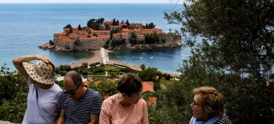 - Na poti od Herceg Novog do Svetog Štefana.- Sveti Stefan, Črna Gora.- Počivališče nad Svetim Stefanom.- 28.05.2025. - Reportaža o Jadranski magistrali ob 60. obletnici izgradnje in 70. obletnici začetka gradnje.- Jadranska magistrala, cesta, hrvaška obala.OPOMBA: ZA OBJAVO V OBJEKTIVU!//FOTO: Bojan Velikonja