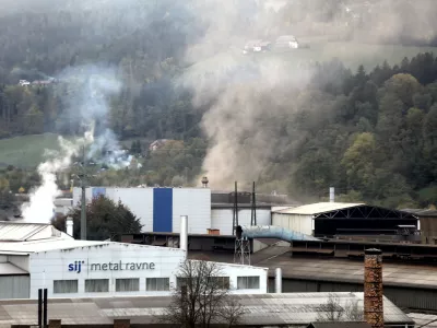 Ravne na Koro&scaron;kem - Sij Metal Ravne - dim iz dimnika onesnaženje