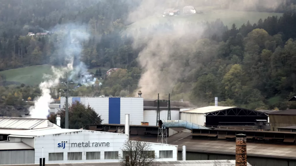 Ravne na Koro&scaron;kem - Sij Metal Ravne - dim iz dimnika onesnaženje