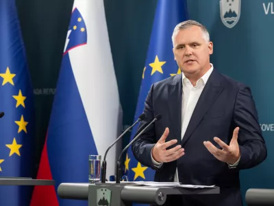 Ljubljana, vlada.Novinarska konferenca po seji vlade, na kateri je sodeloval minister za okolje, podnebje in energijo Bojan Kumer.