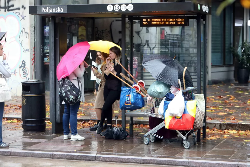 06.11. 2023 - simbolična fotografija - brezdomci, deževje, avtobusno postajali&scaron;če LPPFoto: Tomaž Skale