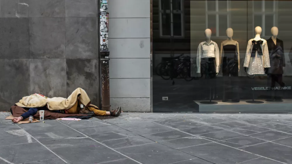 - 15.11.2023 - simbolična fotografija &ndash; brezdomci, rev&scaron;čina, tržna ekonomija, potro&scaron;ni&scaron;tvo, //FOTO: Bojan Velikonja