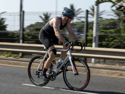South African former Paralympic athlete Oscar Pistorius competes in a triathlon event, 12 years after murdering his girlfriend and a year after his release on parole, in the coastal city of Durban, South Africa, June 1, 2025. REUTERS/Michael Fragoeiro