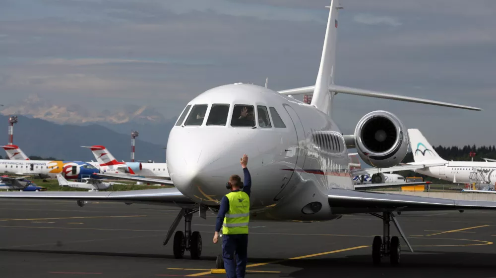 Slovensko protokolarno letalo falcon 2000EX po več kot pol leta, odkar je prenehala najemna pogodba v ZDA, pristalo na letali&scaron;ču Brnik.- Letalo je priletelo iz &scaron;vicarskega Basla, kjer je bilo na temeljitem remontu po &scaron;tirih letih najema, cena remonta pa naj bi bila nekaj 100.000 evrov///FOTO: Luka CjuhaOPOMBA: ZA OBJAVO V ČASOPISU DNEVNIK