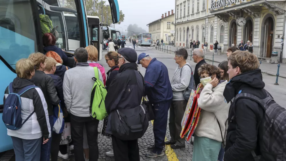 - 07.10.2022 &ndash; Avtobusna postaja Ljubljana - zaradi brezplačnih vozovnic za upokojence občasna gneča na avtobusih, ki vozijo proti Obali - - upokojenci - starej&scaron;i - starostniki - brezplačne vozovnice - //FOTO: Jaka Gasar