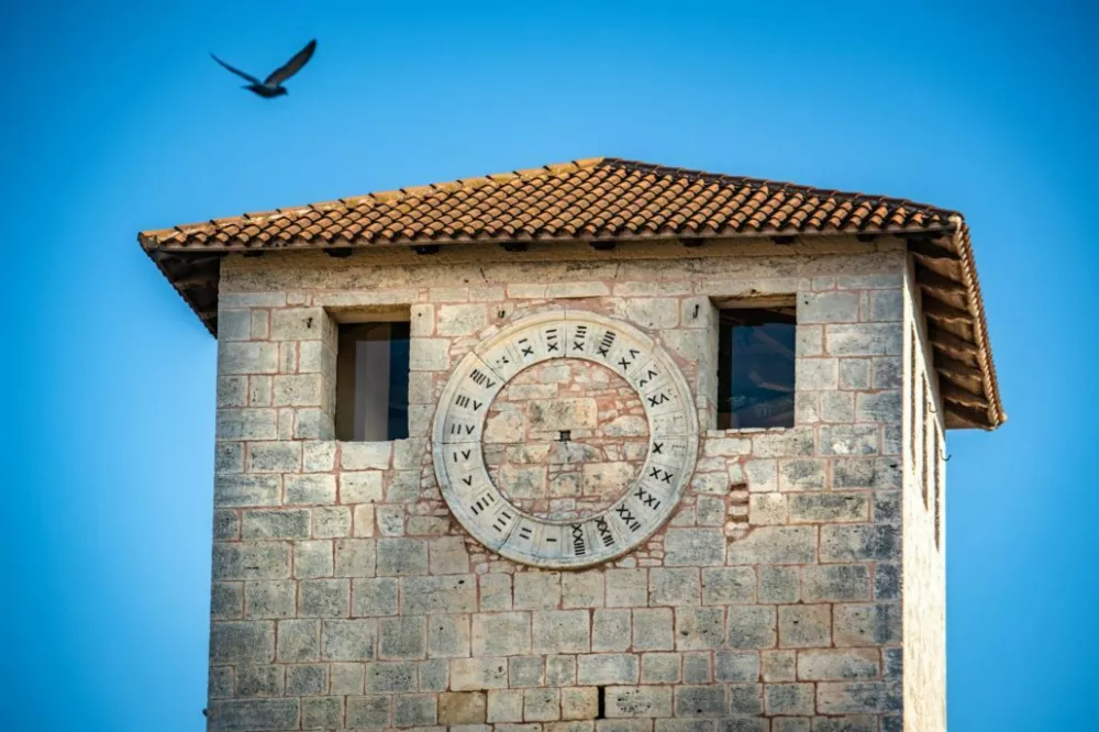 Sončna ura na stolpu v kraju Svetivinčeta. F TZ svetivinčenat