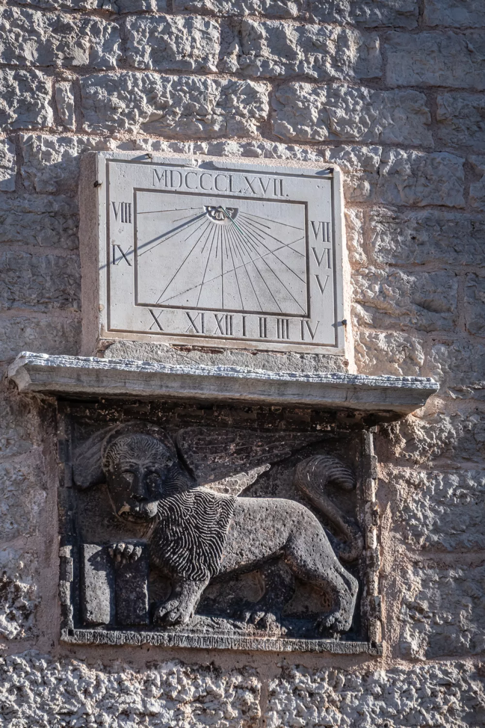 Sončna ura in krilati lev, bene&scaron;ki simbol na palači Soardo-Bembo v Balah. F iStock