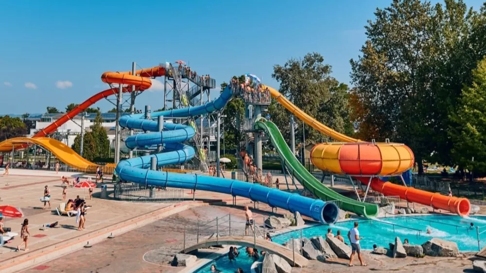 Vsi prijavljeni na dogodek prevzamejo kupon za malico in kopanje v zunanjih bazenih Term Čatež.