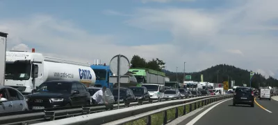 - 26.07.2018 – primorska avtocesta – prometna nesreča med priključkoma Postojna in Razdrto proti Kopru – verižno trčenje - udeleženih pet vozil, ena oseba je v osebnem avtomobilu umrla. - zastoj na avtocesti - kolona - gneča na cesti  //FOTO: Luka Cjuha..