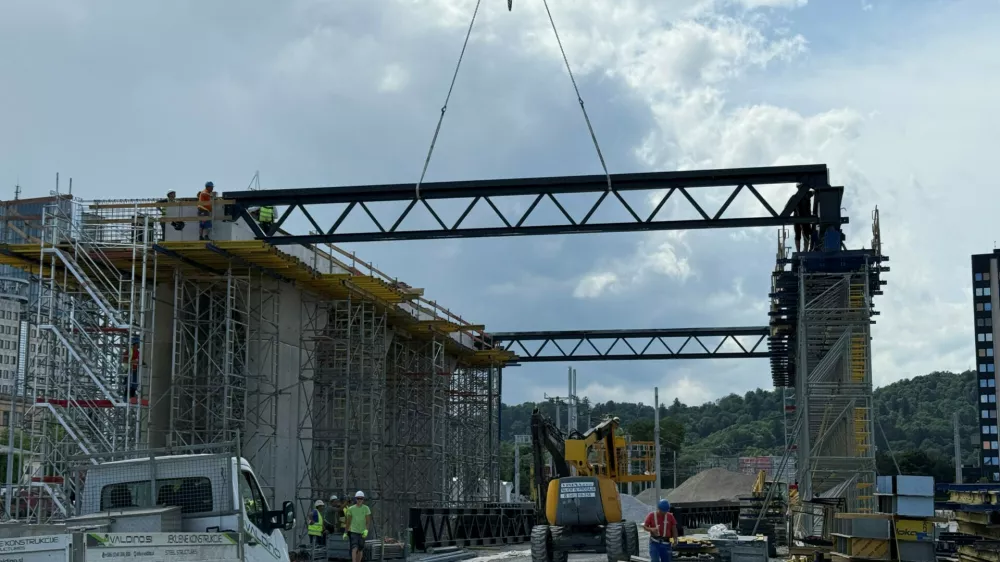 Gradnja železni&scaron;ke postaje Ljubljana - postavitev prvih paličnih nosilcev spodnje etaže nadhodaPotni&scaron;ki center Ljubljana