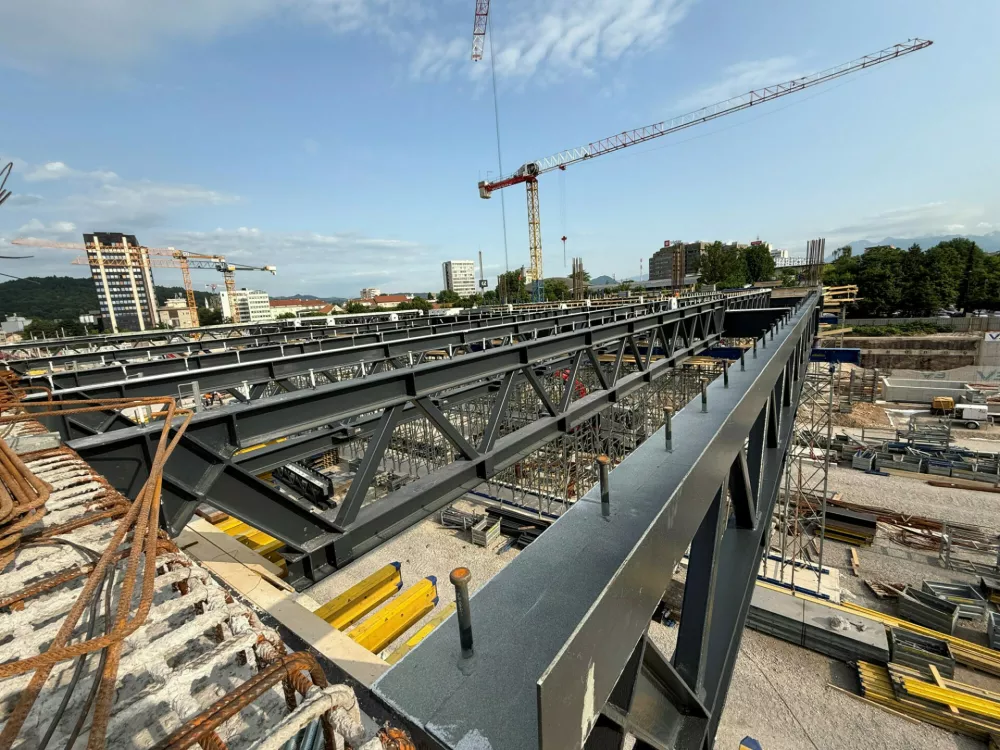 Gradnja železni&scaron;ke postaje Ljubljana - postavitev prvih paličnih nosilcev spodnje etaže nadhodaPotni&scaron;ki center Ljubljana