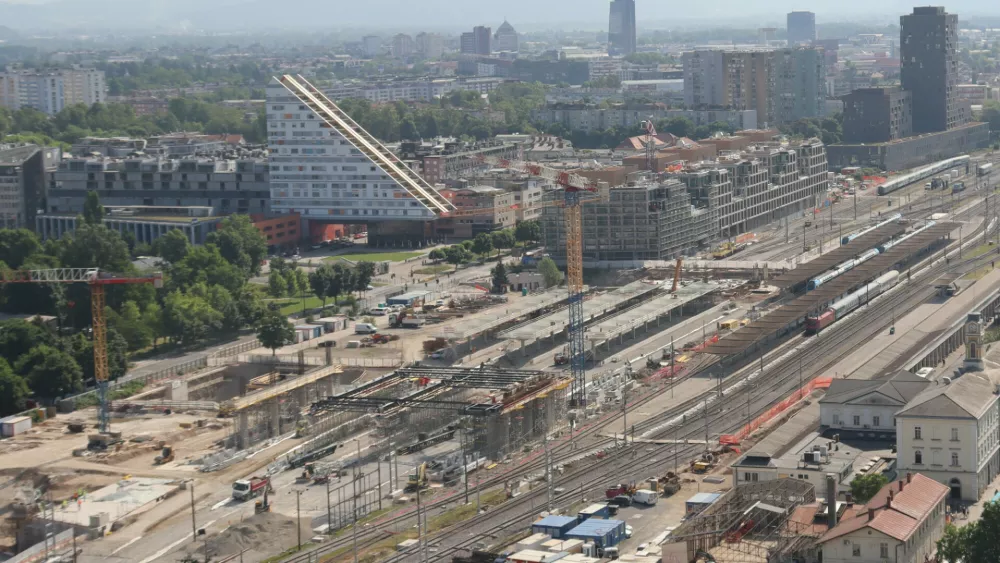 Gradnja železni&scaron;ke postaje Ljubljana - postavitev prvih paličnih nosilcev spodnje etaže nadhodaPotni&scaron;ki center Ljubljana