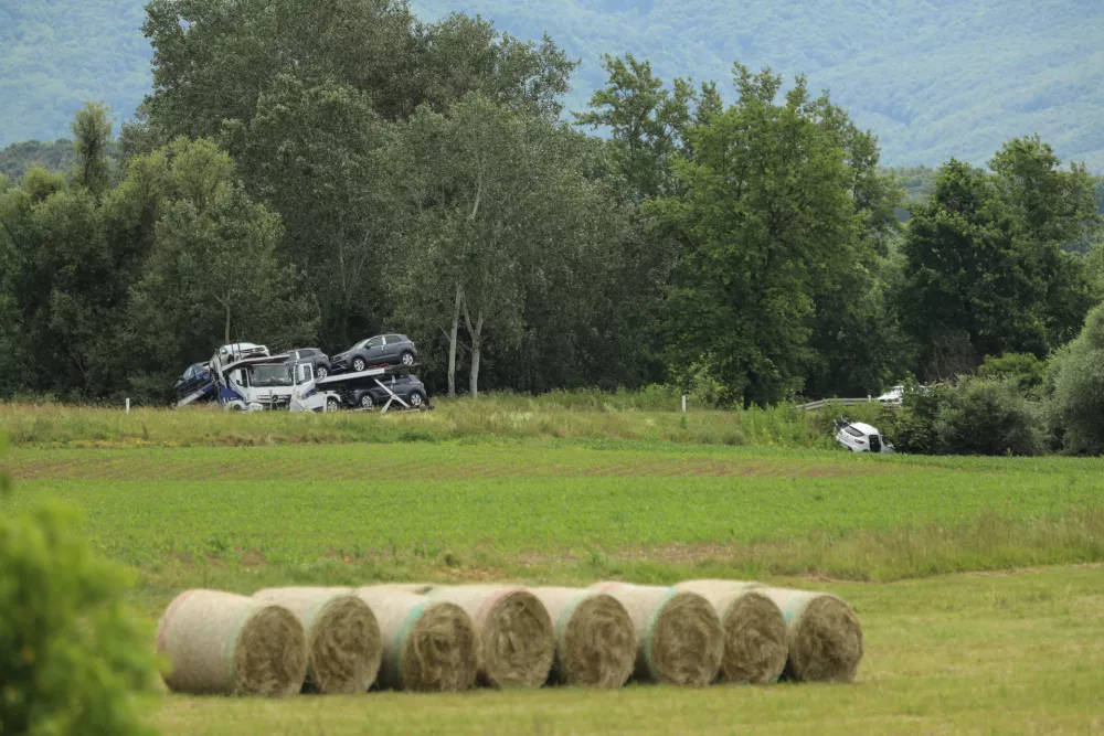05.06.2025., Pojatno - U teskoj prometnoj nesreci na Staroj zagorskoj magistrali, izmedju Kupljenovog i Pojatnog poginule dvije osobe. U nesreci su sudjelovali kamion i osobno vozilo. Policija je stigla na mjesto dogadjaja i cesta je zatvorena za sav promet. Photo: Robert Anic/PIXSELL