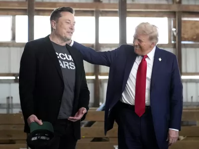 FILE - Tesla and SpaceX CEO Elon Musk, left, and Republican presidential nominee former President Donald Trump attend a campaign event at the Butler Farm Show, Oct. 5, 2024, in Butler, Pa. (AP Photo/Alex Brandon, File) / Foto: Alex Brandon