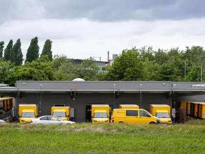 06 June 2025, Bavaria, Langenzenn: View of a DHL distribution center in Langenzenn near Nuremberg. Twelve employees have suffered skin injuries at a distribution center of the logistics company DHL. At least eight of them are receiving dermatological treatment, said a police spokeswoman. The distribution center was evacuated as a precaution. "There was no danger to the public," she emphasized. The background was initially unclear. Photo: Daniel Karmann/dpa