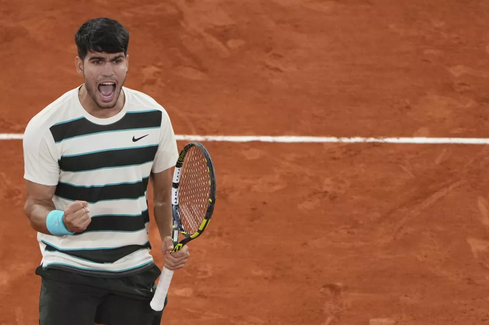 Spain's Carlos Alcaraz reacts as he plays against Italy's Lorenzo Musetti during their semifinal match of the French Tennis Open at the Roland-Garros stadium in Paris, Friday, June 6, 2025. (AP Photo/Lindsey Wasson)