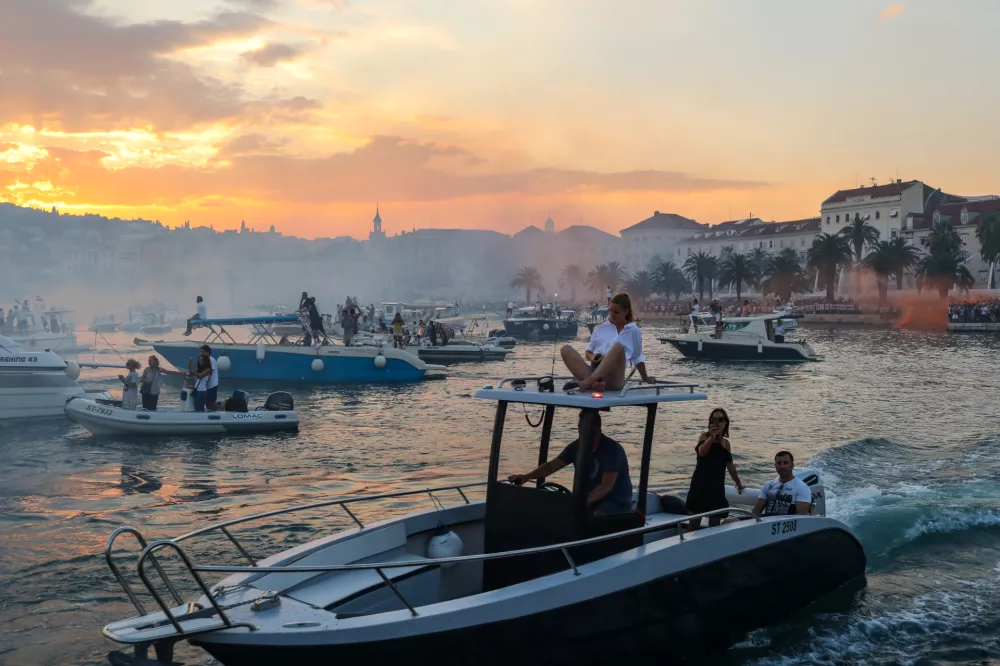 - splitska Riva s katere so pospremili krsto proti Veli Luki na otok Korčula - - 31.07.2018 - Hrva&scaron;ka / Split - dan nacionalnega žalovanja zaradi smrti Oliverja Dragojevića, enega velikanov hrva&scaron;ke popularne glasbe &ndash; //FOTO: Jaka Gasar