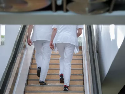 - simbolična fotografja - zdravnik, osebje, zdravstvo  - 03.01.2018 &ndash; Univerzitetni klinični center UKC Ljubljana - primopredaja poslov med dosedanjim direktorjem UKC Andražem Kopačem in Ale&scaron;em &Scaron;abederjem, ki prevzema funkcijo generalnega direktorja UKC Ljubljana - vodstvo &ndash; uprava  //FOTO: Jaka Gasar