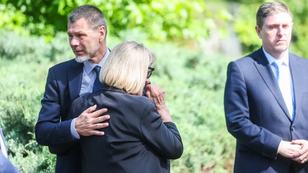 07.06.2025., Zagreb - Na danasnji dan prije 32 godine u prometnoj nesreci poginuo je Drazen Petrovic. Delegacija GNK Dinama polozila je scijece i vjenac na Drazenov grob. Predsjednik uprave GNK Dinamo Zvonimir Boban i Biserka Petrovic. Photo: Slavko Midzor/PIXSELL