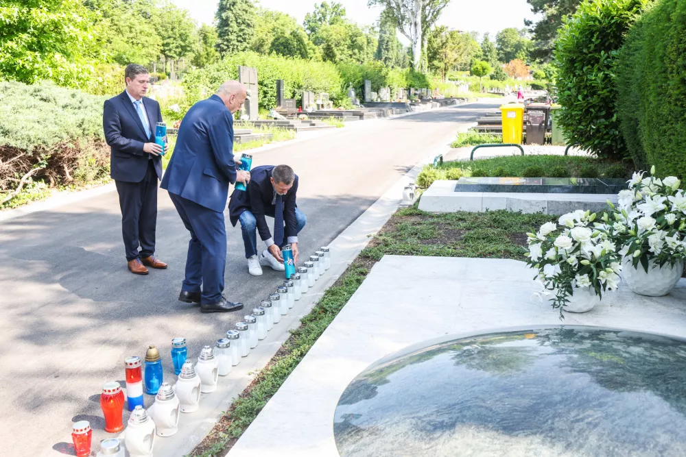 07.06.2025., Zagreb - Na danasnji dan prije 32 godine u prometnoj nesreci poginuo je Drazen Petrovic. Delegacija GNK Dinama polozila je scijece i vjenac na Drazenov grob. Predsjednik GNK Dinamo, Velimir Zajec, predsjednik uprave Zvonimir Boban i Biserka Petrovic. Photo: Slavko Midzor/PIXSELL