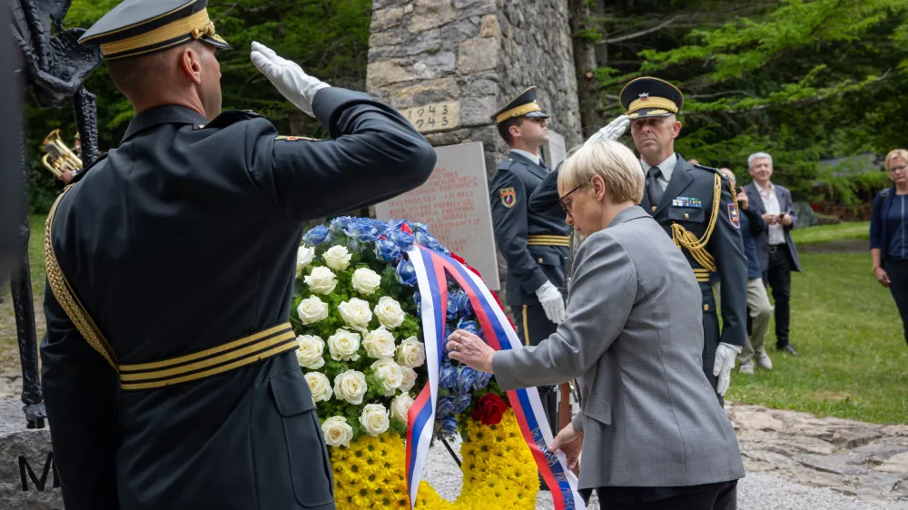 Trzic, spominski park koncentracijskega taborisca Ljubelj.Spominska prireditev ob 80. obletnici osvoboditve koncentracijskega taborisca pod Ljubeljem, katero se je udelezila tudi predsednica republike Natasa Pirc Musar, ki je ob tej priloznosti polozila venec.