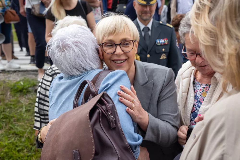 Trzic, spominski park koncentracijskega taborisca Ljubelj.Spominska prireditev ob 80. obletnici osvoboditve koncentracijskega taborisca pod Ljubeljem, katero se je udelezila tudi predsednica republike Natasa Pirc Musar, ki je ob tej priloznosti polozila venec.