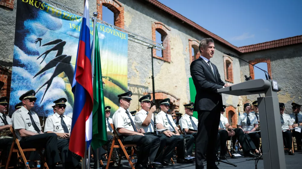 Brestanica, grajski hlevi. Osrednja prireditev ob dnevu izgnancev, ki jo ob 80. obletnici vrnitve iz izgnanstva pripravlja Drustvo izgnancev Slovenije 1941-1945, slavnostni govornik je bil premier Robert Golob.