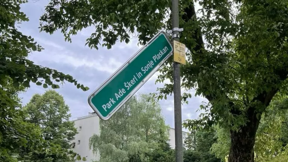 Vnovič po&scaron;kodovana tabla, ki označuje Park Ade &Scaron;kerl in Sonje Plaskan, poimenovan po lezbičnem paru.