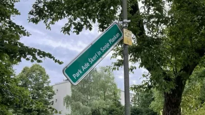 Vnovič po&scaron;kodovana tabla, ki označuje Park Ade &Scaron;kerl in Sonje Plaskan, poimenovan po lezbičnem paru.