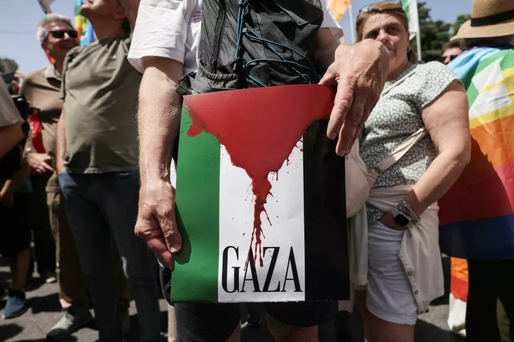 A pro-Palestinian protester holds a placard during a demonstration organized by opposition parties, including the Democratic Party (PD), the Green and Left Alliance (Avs), and the Five Star Movement (M5S), calling for an end to the bombing in Gaza, in Rome, Italy, June 7, 2025. REUTERS/Matteo Minnella