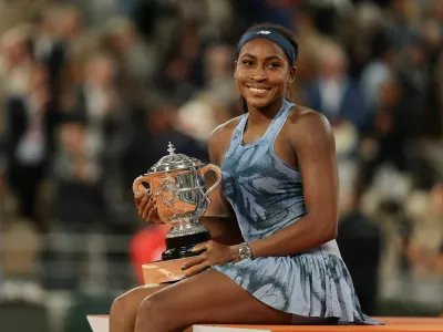 Tennis - French Open - Roland Garros, Paris, France - June 7, 2025 Coco Gauff of the U.S. poses with the trophy after winning the women's singles final against Belarus' Aryna Sabalenka REUTERS/Gonzalo Fuentes