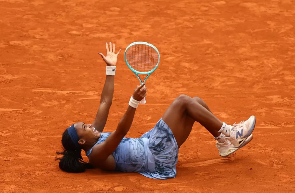 Tennis - French Open - Roland Garros, Paris, France - June 7, 2025 Coco Gauff of the U.S. celebrates after winning the women's singles final against Belarus' Aryna Sabalenka REUTERS/Lisi Niesner