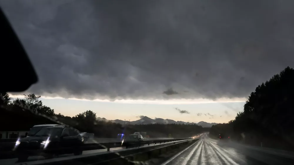 - Nevihta, nevihtni oblak. &Scaron;tajerska avtocesta Maribor Ljubljana- 19.07.2023 &ndash; vreme - oranžno opozorilo za celotno Slovenijo &ndash; nevihtni pas - nevihte //FOTO: Bojan Velikonja