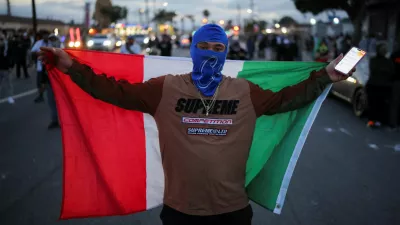 A protester holds a Mexican flag during a standoff between police and protesters following multiple detentions by Immigration and Customs Enforcement (ICE), in the Los Angeles County city of Paramount, California, U.S., June 7, 2025.  REUTERS/Daniel Cole / Foto: Daniel Cole