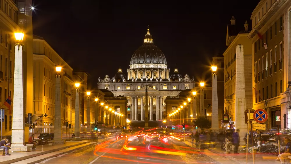 Noč ima svojo moč. Tudi v Vatikanu. / Foto: Istock