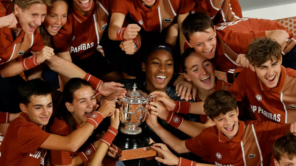 Tennis - French Open - Roland Garros, Paris, France - June 7, 2025 Coco Gauff of the U.S. celebrates with the trophy and the ball kids after winning the women's singles final against Belarus' Aryna Sabalenka REUTERS/Stephanie Lecocq   TPX IMAGES OF THE DAY