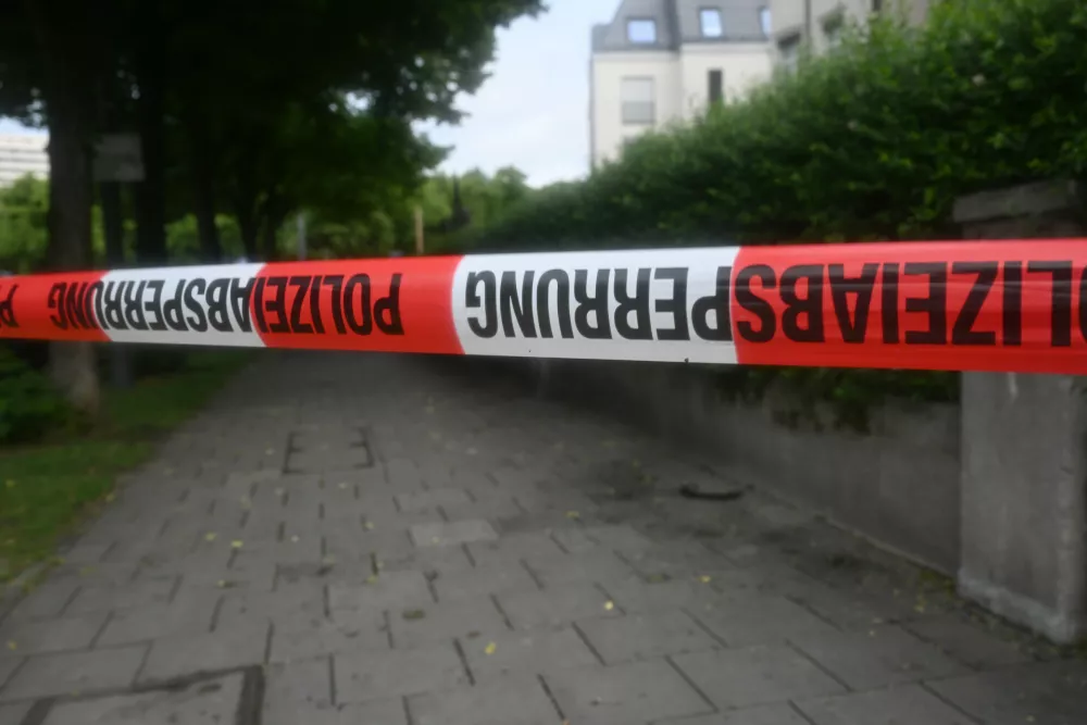 08 June 2025, Bavaria, Munich: A police cordon secures the area of a sidewalk near the Theresienwiese in Munich. A woman is shot dead by police on the Theresienwiese on Saturday following knife attacks on several people. Photo: Felix H&ouml;rhager/dpa
