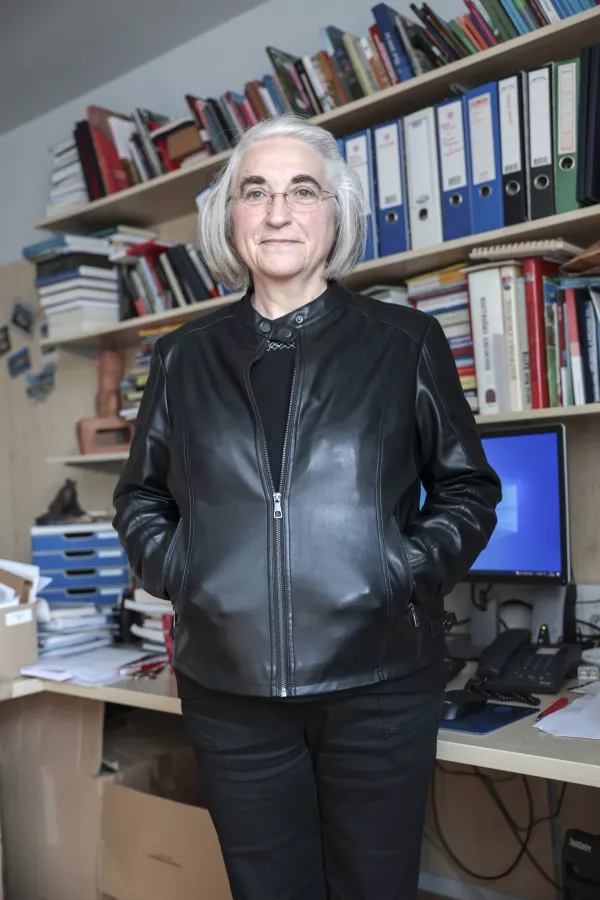 Kritike se krepijo: Golobovi pod pritiskom Bruslja in Nata zaletavo odpirajo denarnico