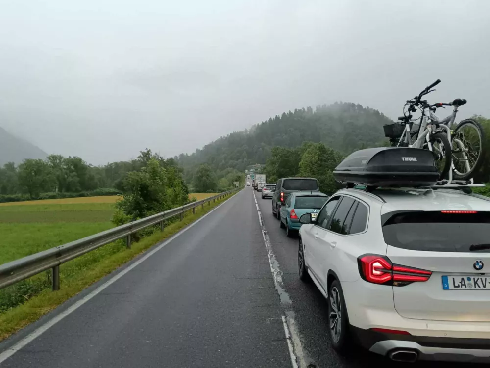 Kolona vozil iz Madvod proti Ljubljani