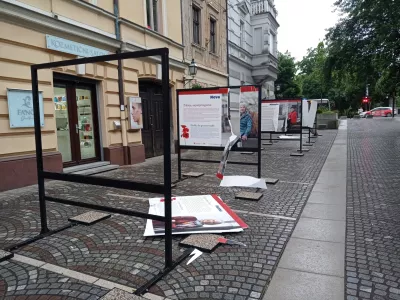 Vandali so uničili razstavo na Gallusovem nabrežju.