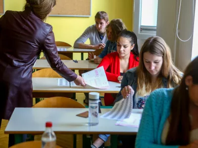 Gimnazija Ledina - razred, učilnica, pisanje izpita iz Ange&scaron;kega jezika,   - 30.05.2015 - Matura -- Spomladanski izpitni rok mature - pisni izpit Angle&scaron;čina - &scaron;olstvo - dijaki - izobraževanje  //FOTO: Bojan Velikonja