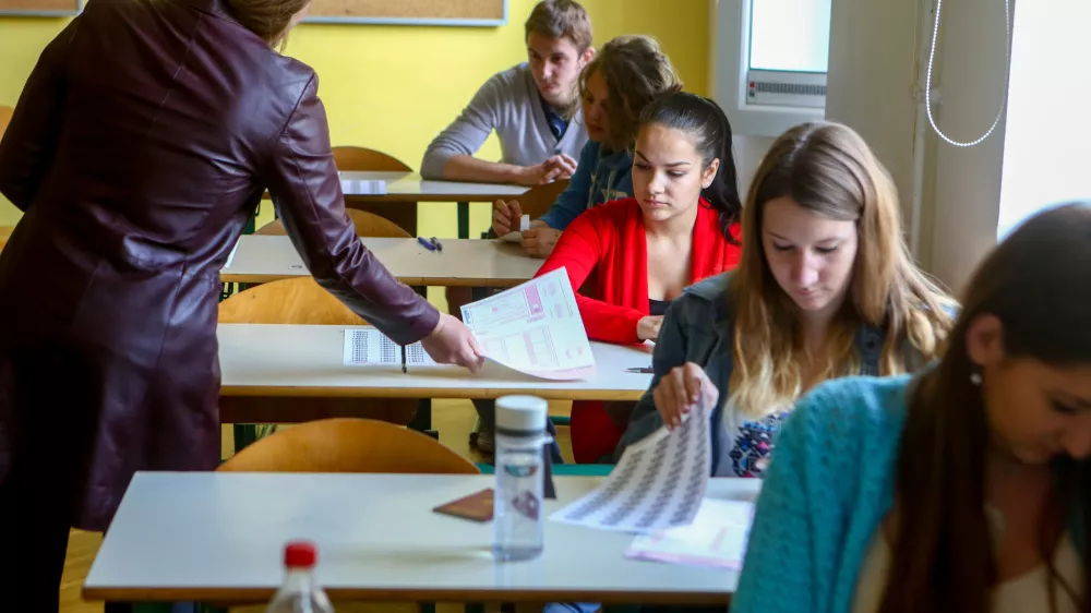 Gimnazija Ledina - razred, učilnica, pisanje izpita iz Ange&scaron;kega jezika,   - 30.05.2015 - Matura -- Spomladanski izpitni rok mature - pisni izpit Angle&scaron;čina - &scaron;olstvo - dijaki - izobraževanje  //FOTO: Bojan Velikonja