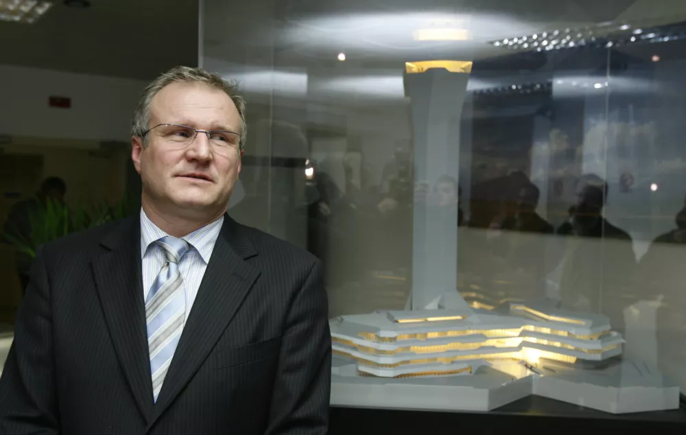 Srečko Jan&scaron;a, direktor - Kontrola zračnega prometa Slovenije, Kotnikova 19 A v Ljubljani - maketa kontrolni stolp na Letali&scaron;ču Jožeta Pučnika.///FOTO: Jaka AdamičOPOMBA: ZA OBJAVO V ČASOPISU DNEVNIK