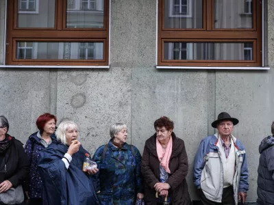 - 15.04.2025 - sojenje Janezu Jan&scaron;i v zadevi Trenta v Celju - spontani protest - upokojenci, pokojnine, starostniki//FOTO: Jaka Gasar
